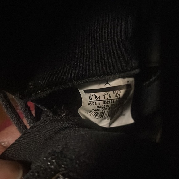 Jordan 11s Black and white - Picture 4 of 7